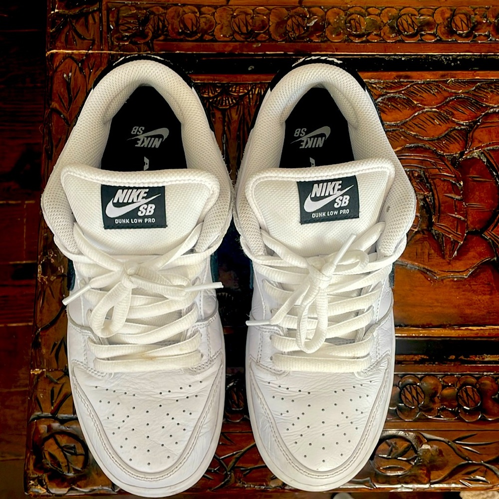 ALMOST NEW NIKE SB DUNK LOW PRO WHITE